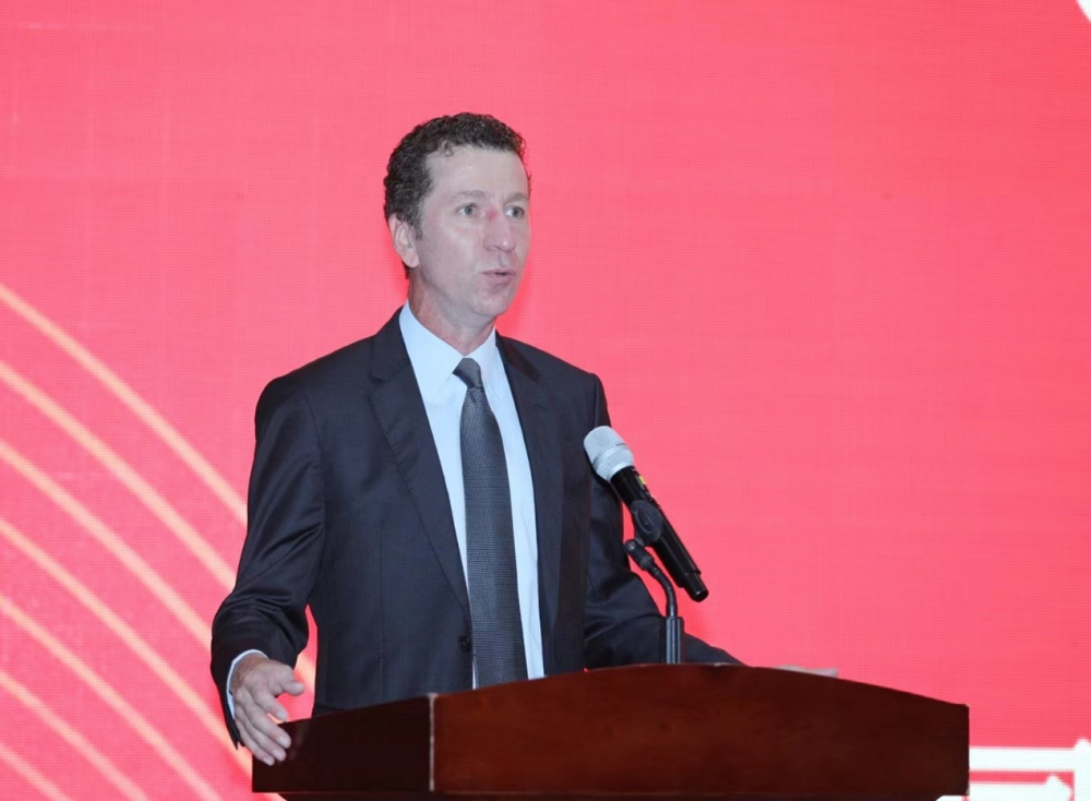 法國圣戈班汽車玻璃亞太區(qū)總經(jīng)理甘奈先生發(fā)表致辭。