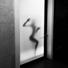 淋浴房防爆膜貼哪一面？怎么能貼好呢？